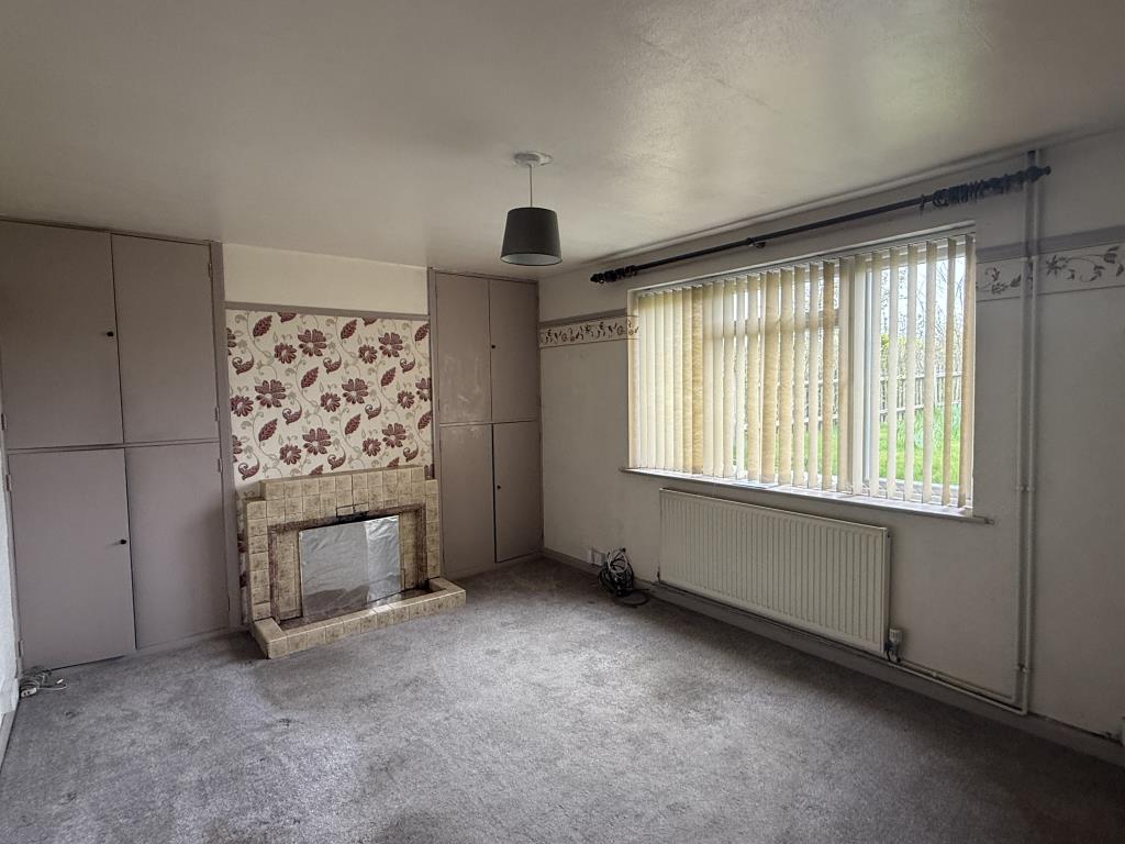 Lot: 155 - THREE-BEDROOM SEMI-DETACHED HOUSE ON OUTSKIRTS OF WEALDEN VILLAGE - Dining Room in rural semi in need of modernisation